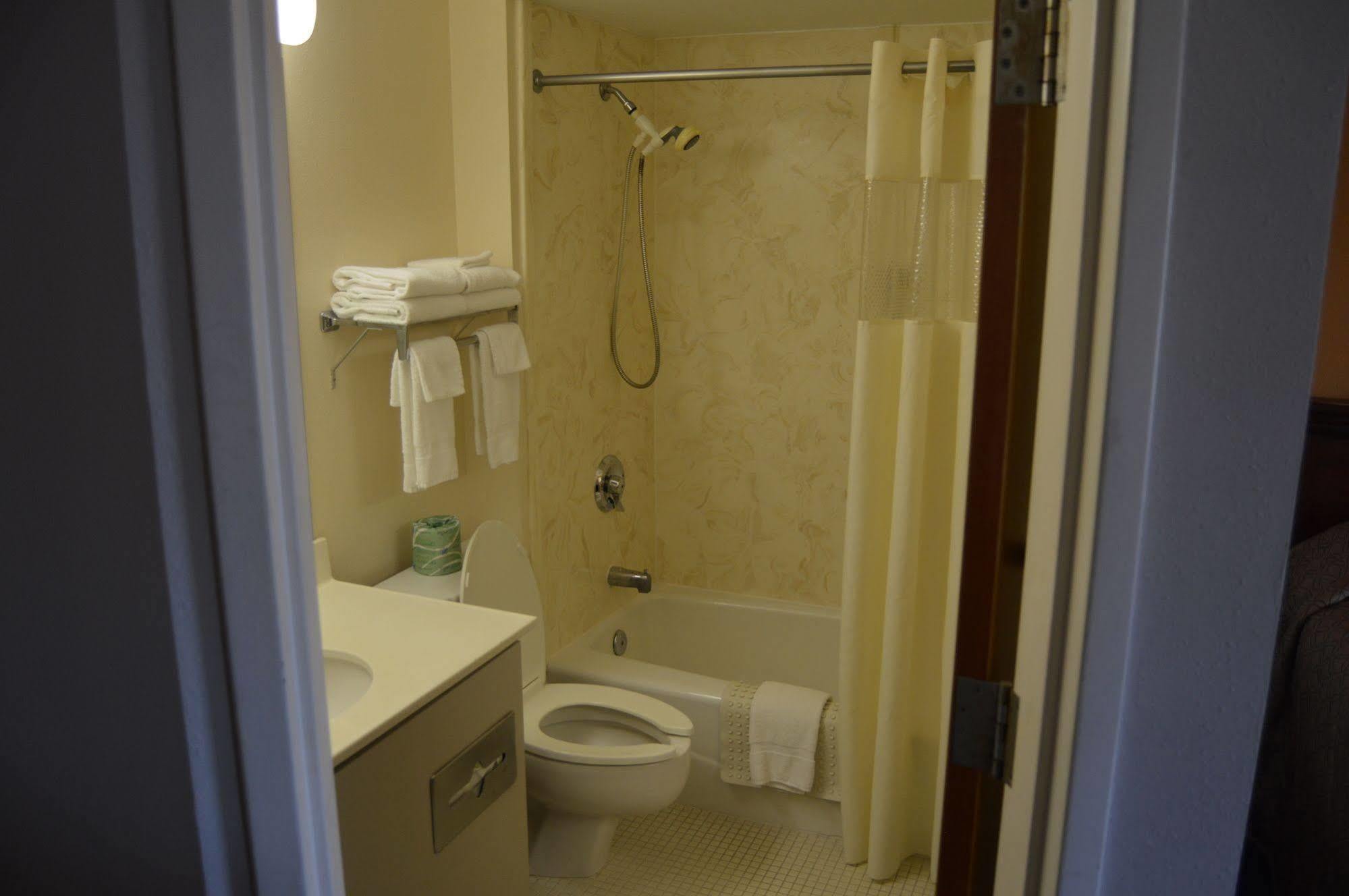 Hotel Denim Greensboro Esterno foto